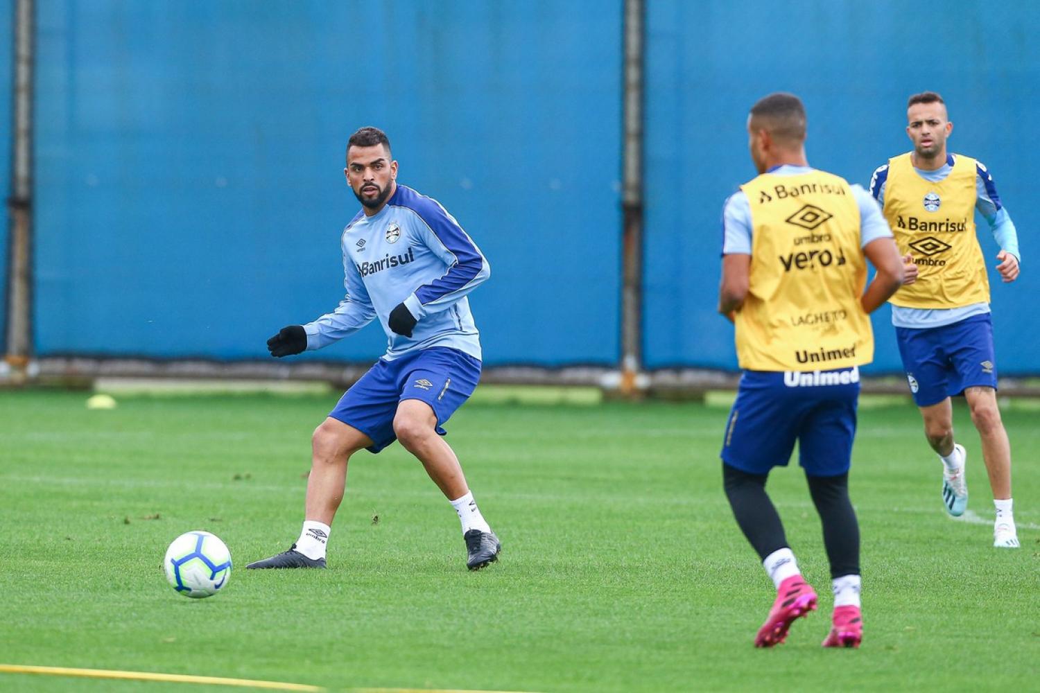 Maicon e Kannemann voltam aos treinos no Grêmio e se credenciam para pegar o Santos