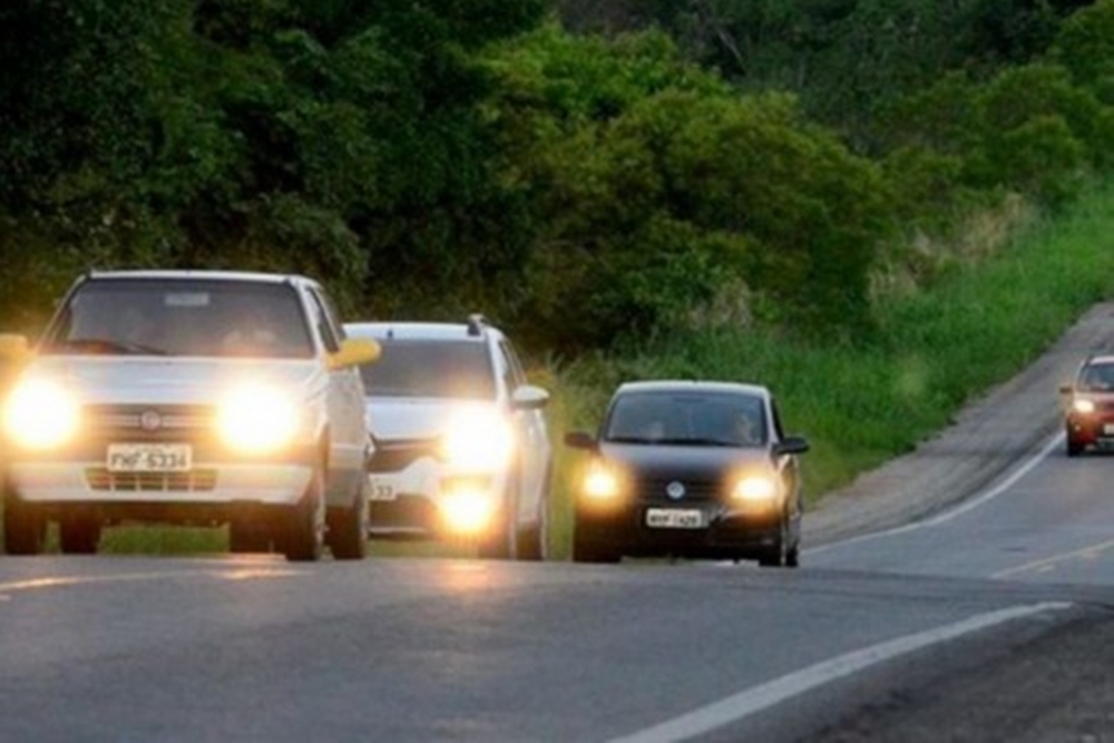 Mudança no uso dos faróis durante o dia entra em vigor em 2021 em todo o Brasil