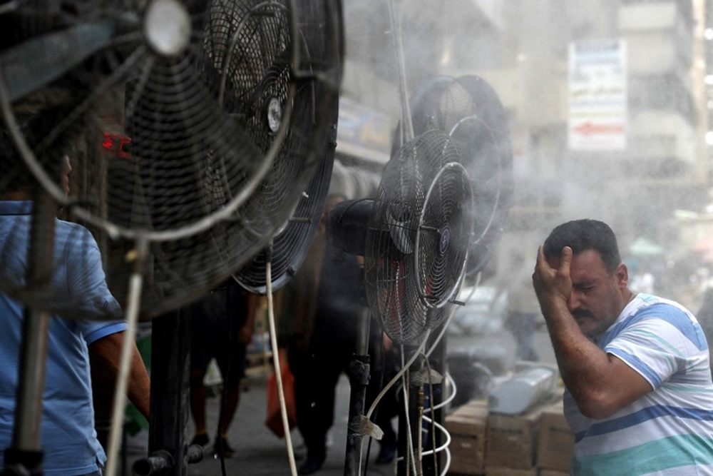 Crianças na geladeira para enfrentar calor de 50°C