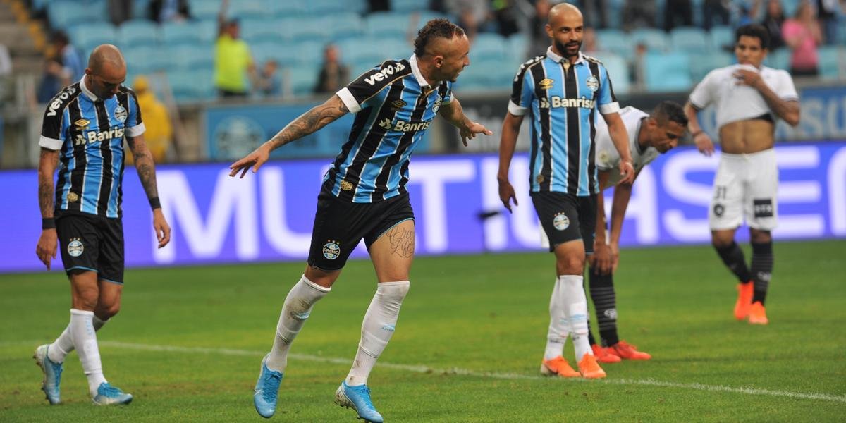  Grêmio vence o Botafogo por 3 a 0 e mantém vivas esperanças de alcançar o G4