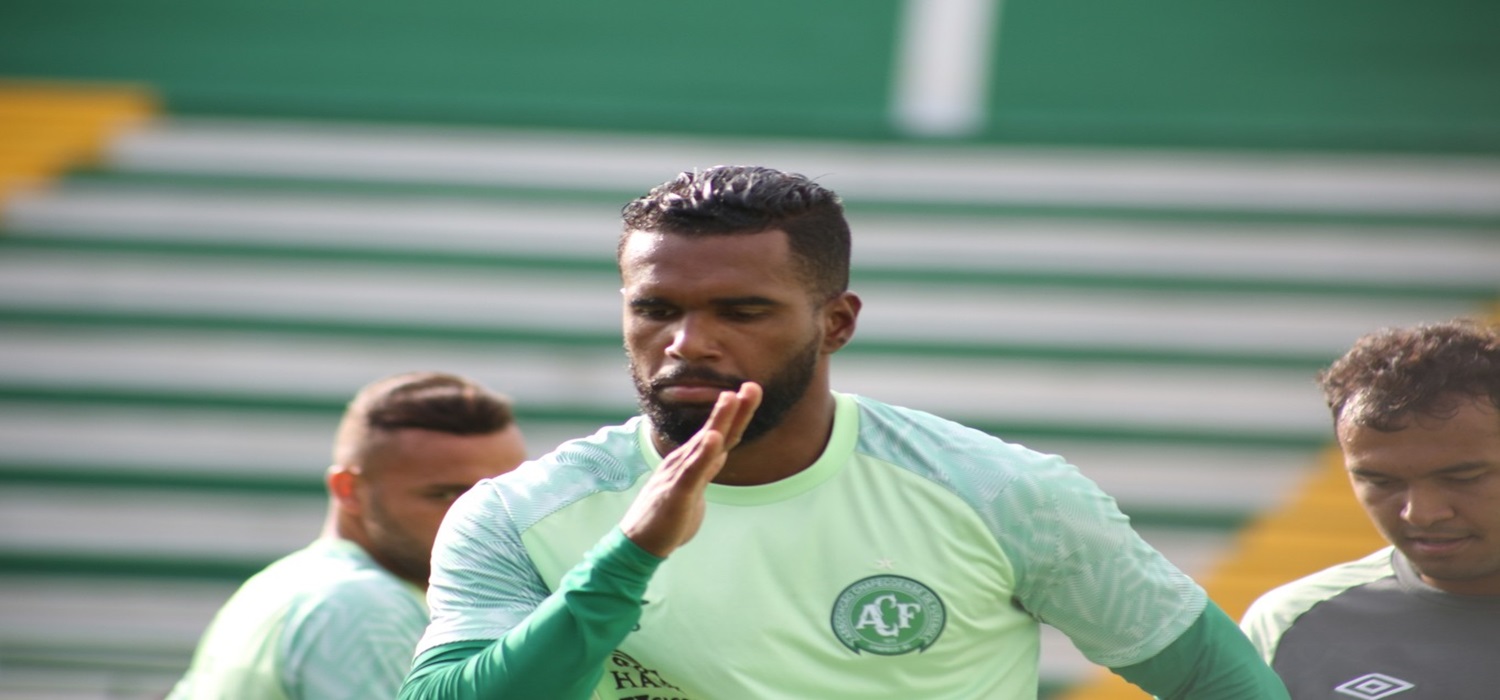 Luiz Antonio tem lesão e aumenta problemas na Chape para sequência no Brasileirão