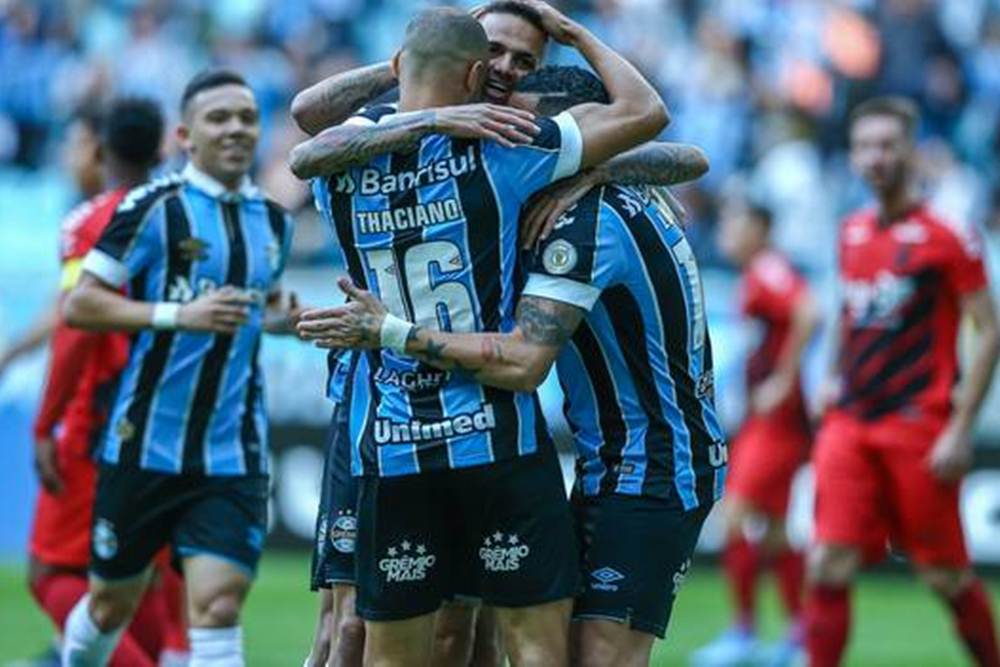 Com reservas, Grêmio aproveita falhas do Athletico e volta a vencer no Brasileirão