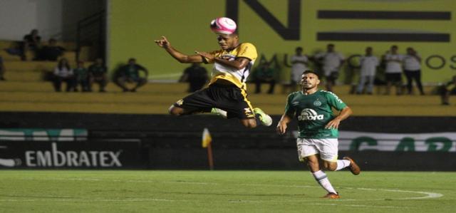 Sem gols e sem emoção, Criciúma e Chapecoense só empatam no Sul