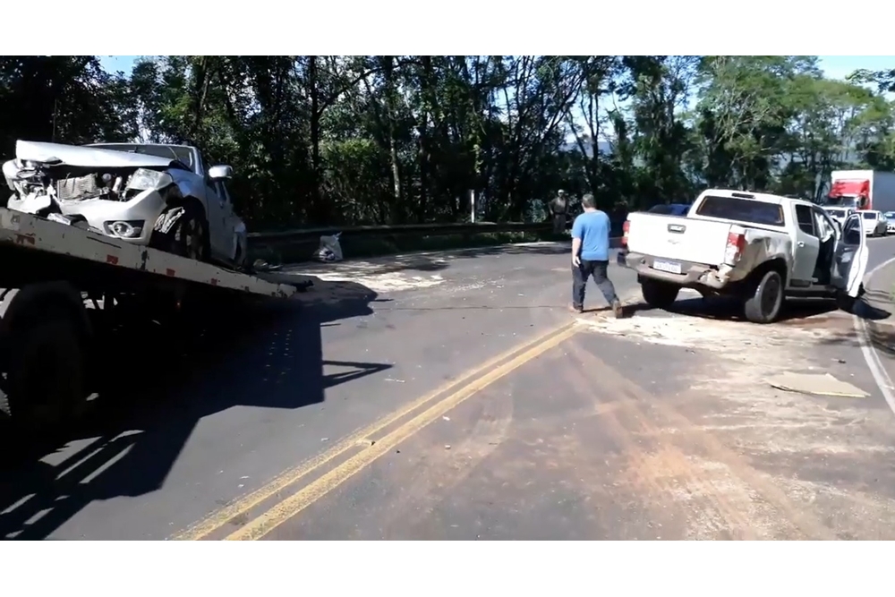 Acidente envolve três caminhonetes na Serra do Goio-ên