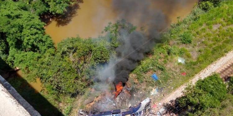 Queda de ônibus em ponte deixa ao menos dez mortos em Minas Gerais