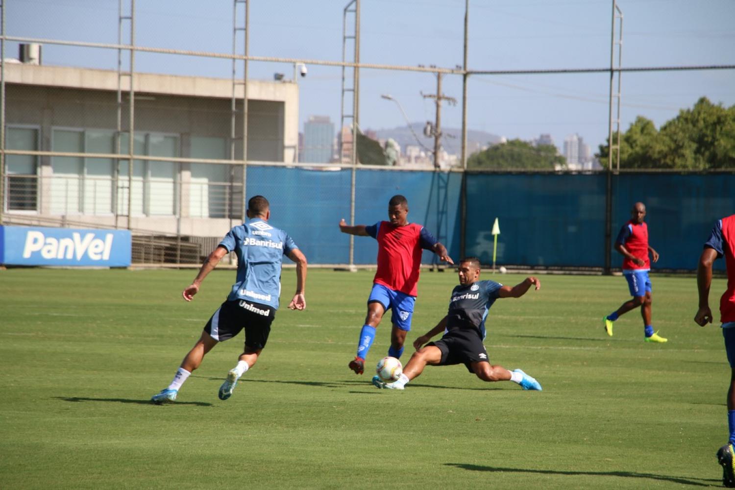 Grêmio goleia em jogo-treino; Thiago Neves e Diego Souza participam de todos os gols