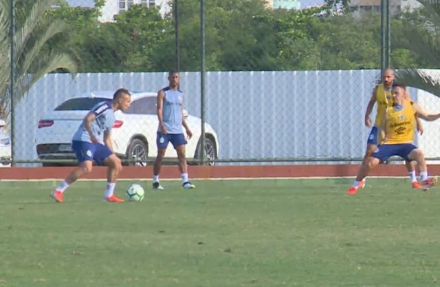 Vasco x Grêmio: após nascimento de filho, Everton participa de treino no Rio