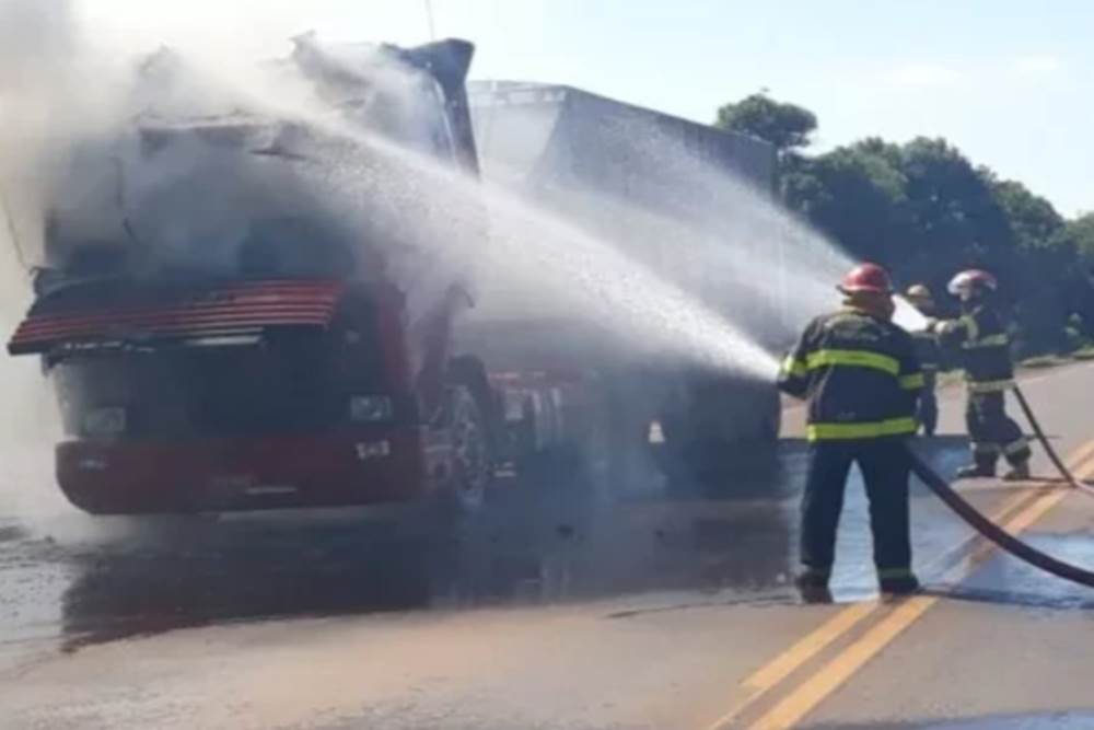 Caminhão pega fogo na ERS 406 em Nonoai