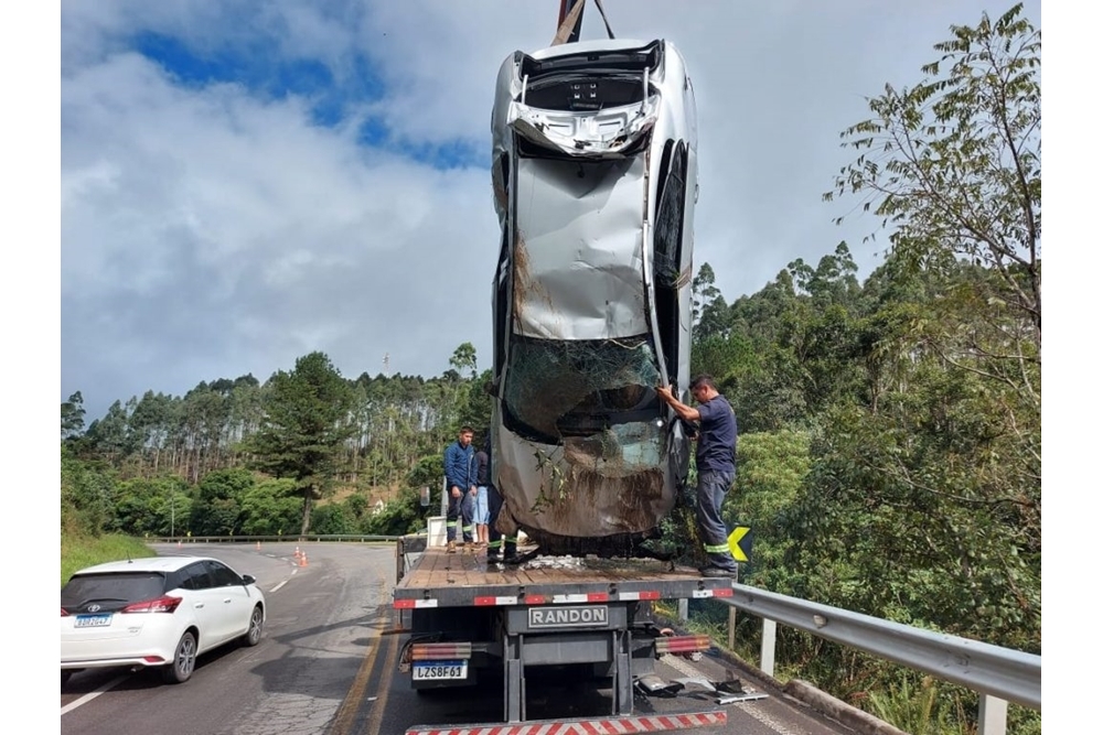 Mãe e filha morrem após carro cair em açude em SC