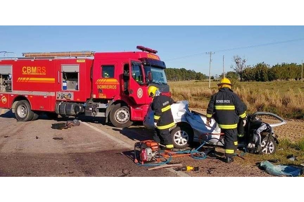 Três pessoas morrem na colisão entre automóvel e ônibus na BR 470, em Santa Vitória do Palmar