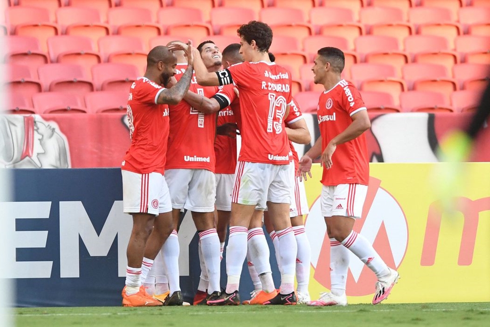 Internacional vence a quinta seguida e encosta no líder São Paulo