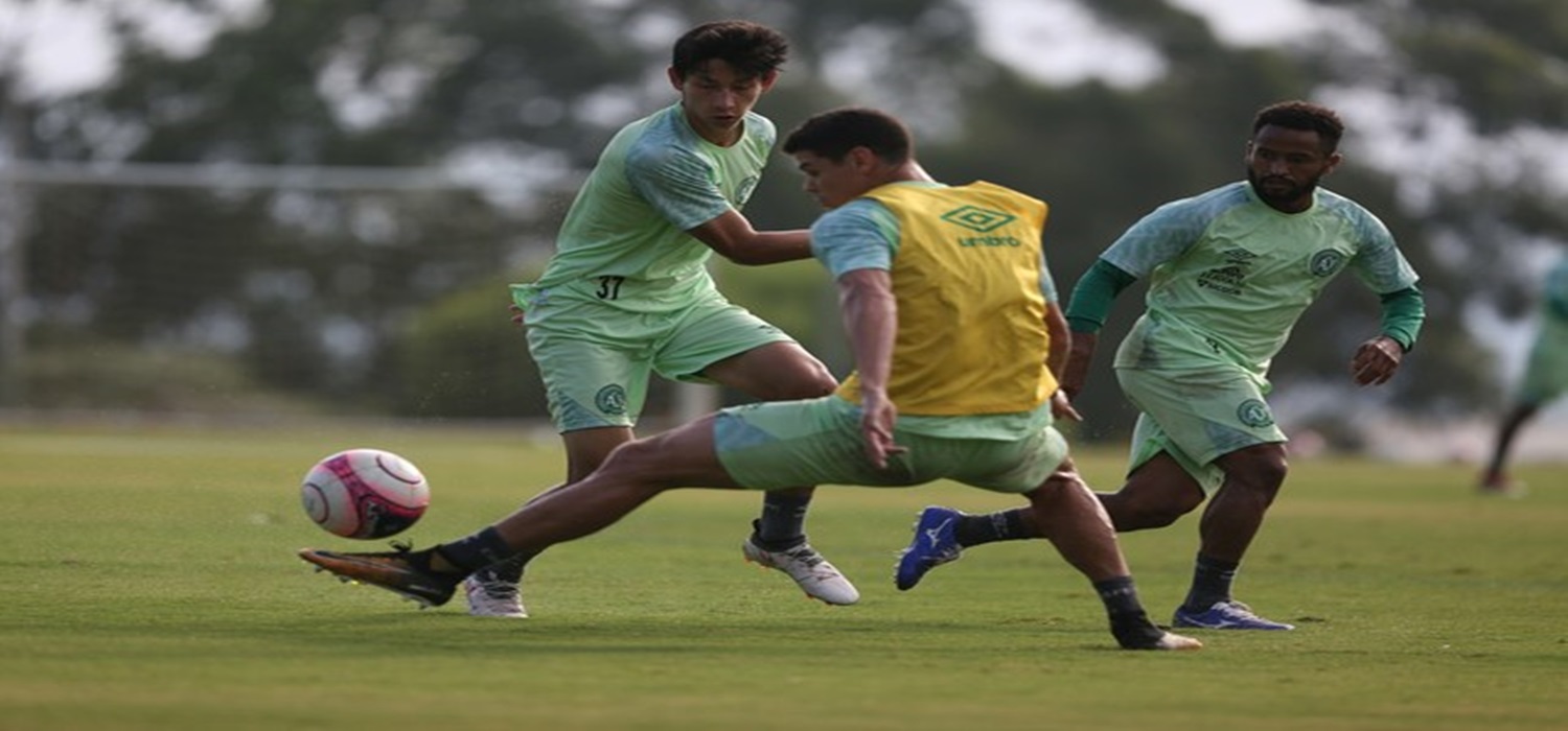 Em meio à baixas e retornos, Kleina repete time em treino da Chape