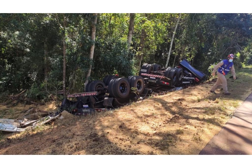 Pai e filho morrem após caminhão sair da pista e tombar no PR