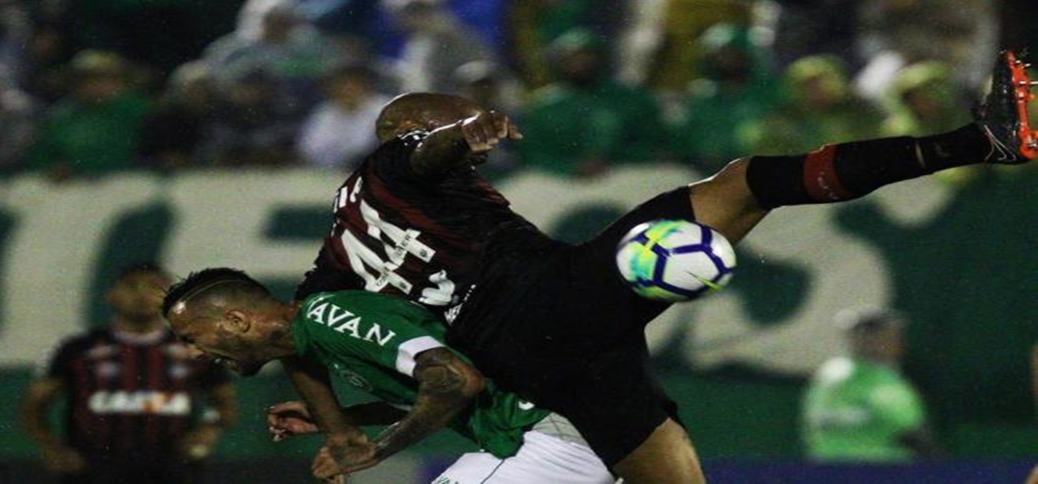 Chapecoense vence de virada o Atlético-PR e deixa o Z-4