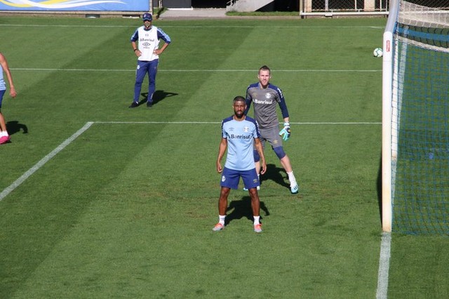 Grêmio x Avaí: Renato conta com volta de Léo Moura em coletivo de reservas