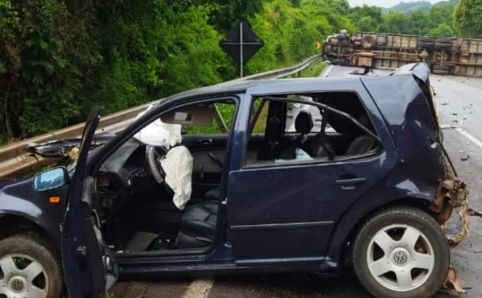 Acidente com carro e caminhão bloqueia a BR 470 em Bento Gonçalves