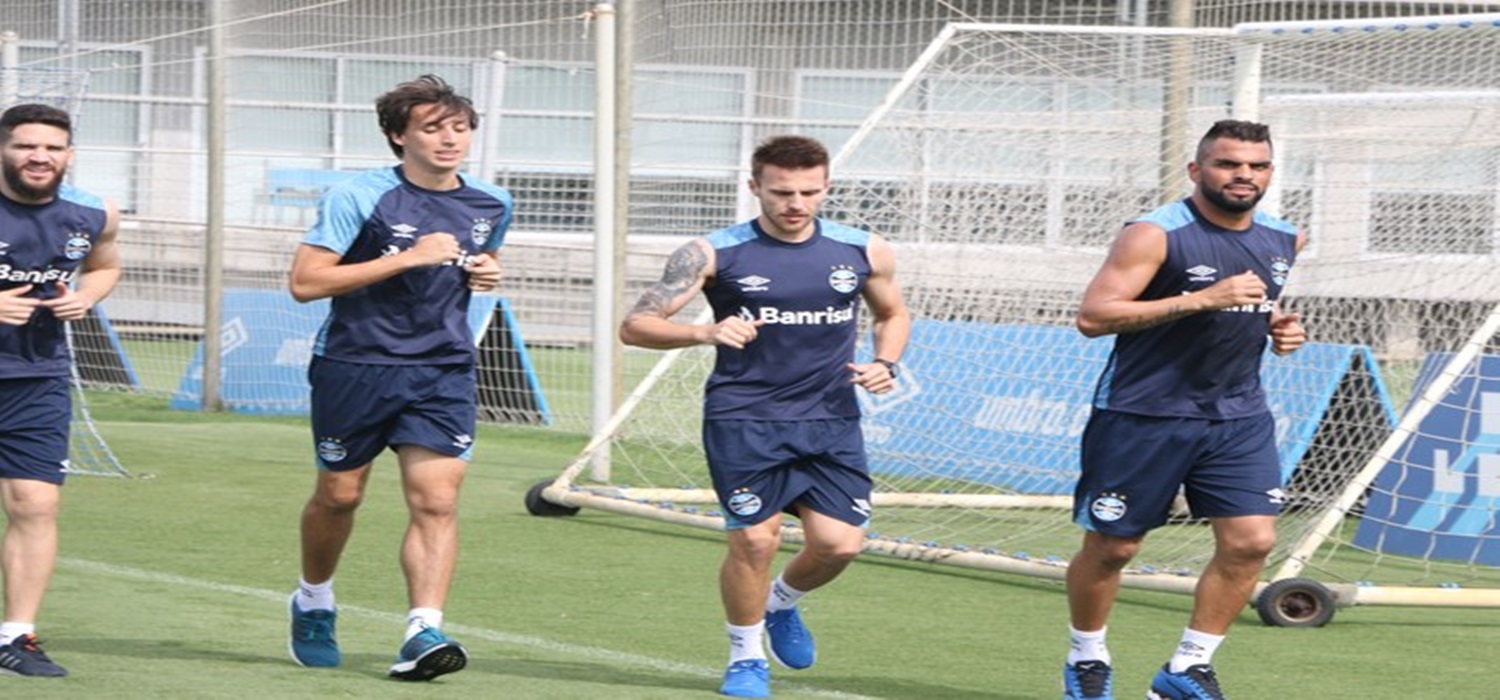 Criticado por eliminação na Libertadores, Bressan volta a treinar no Grêmio