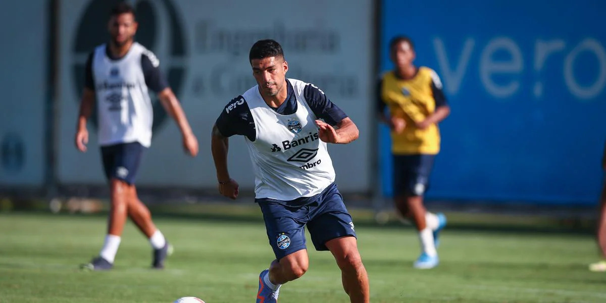 Treino do Grêmio: Suárez e mais cinco titulares voltam, e Isaque é liberado