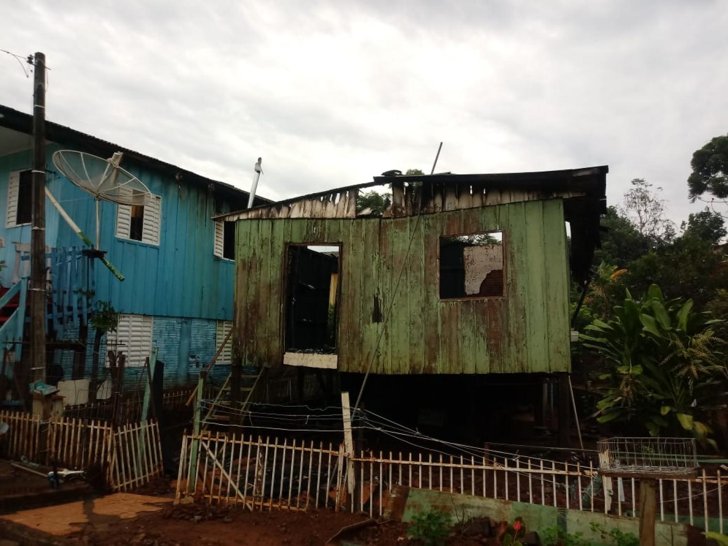 RESIDÊNCIA É CONSUMIDA PELO FOGO EM ALPESTRE.