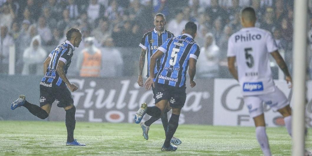 Grêmio goleia o Santos na Vila e chega à sétima colocação