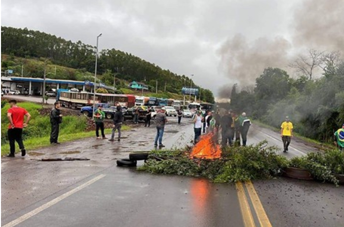 BR-386 está bloqueada na altura do Km 5, em Iraí