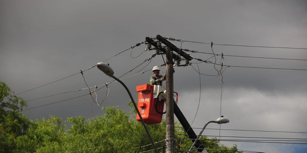 Cerca de 130 mil clientes seguem sem luz no RS após temporal