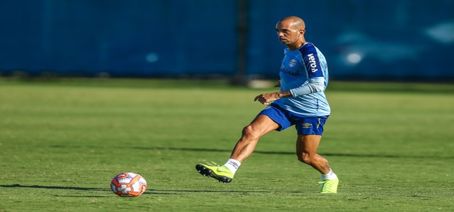 Goleiros voltam após virose, e titulares do Grêmio treinam com Alisson e Tardelli no ataque