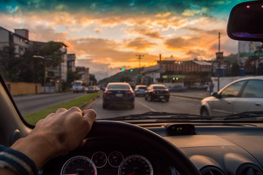 Projeto prevê habilitação específica para motorista de carro automático