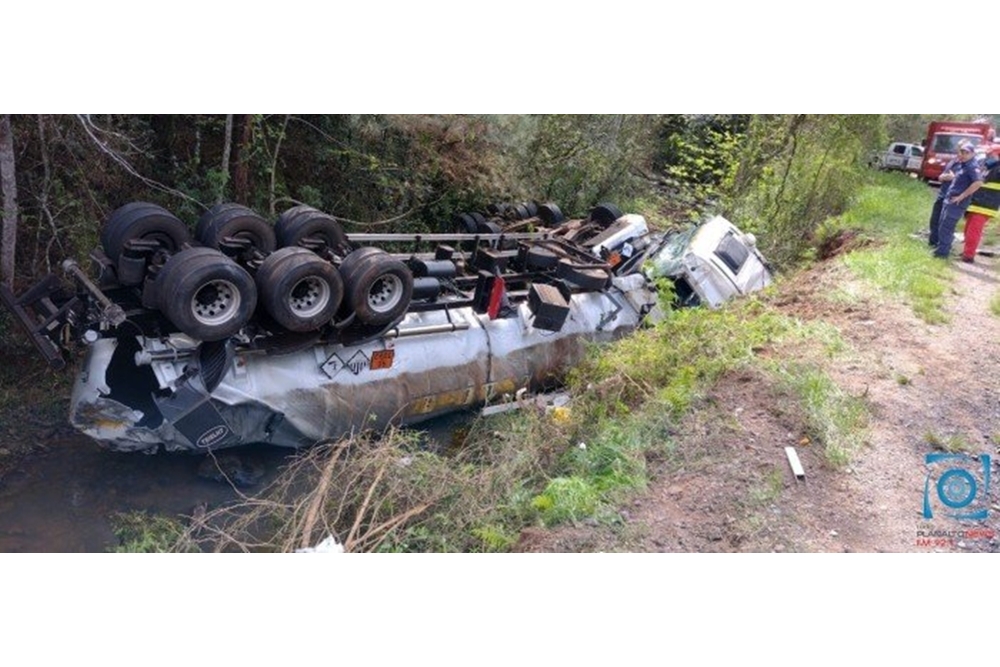 Caminhão-tanque cai em rio na ERS 324 entre Passo Fundo e Marau