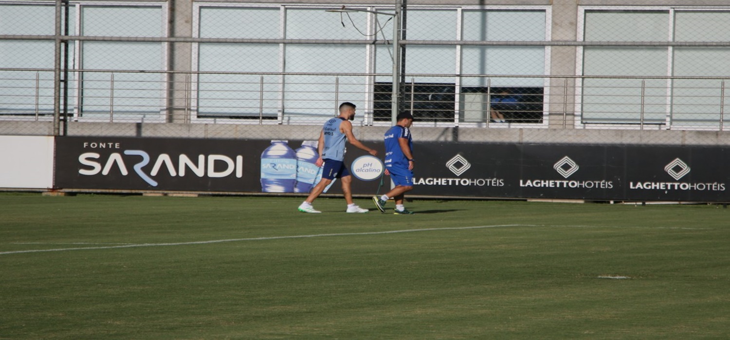 Marcelo Oliveira deixa treino mais cedo e pode aumentar problemas da defesa do Grêmio