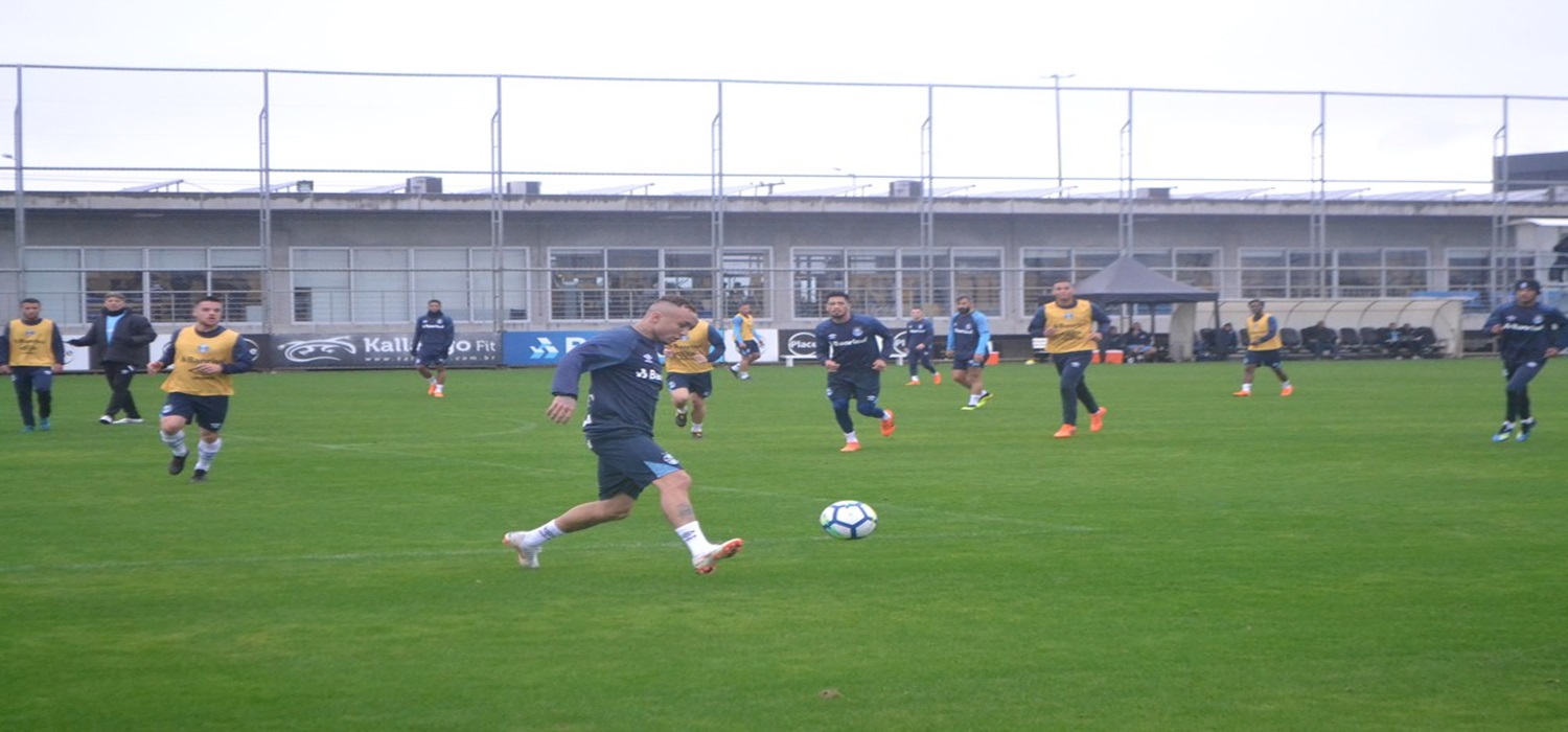 Renato fecha parte de treino do Grêmio e conta com volta de Ramiro e Everton