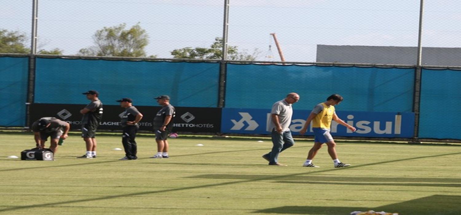 Geromel dá susto e deixa treino do Grêmio mais cedo