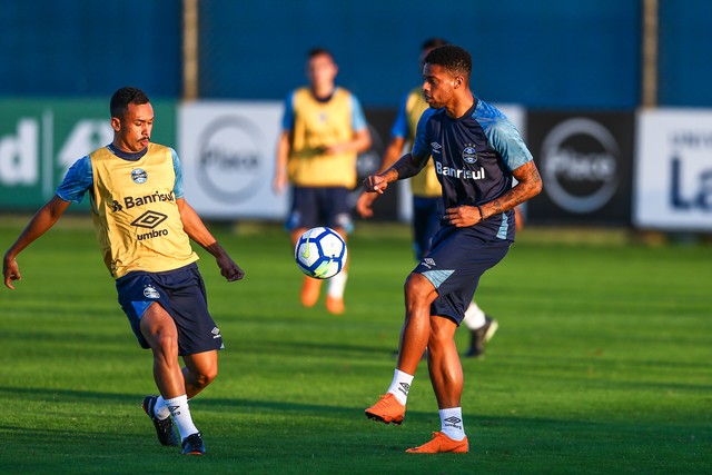 Grêmio negocia com Coritiba para manter lateral da base e pode envolver André e Lima